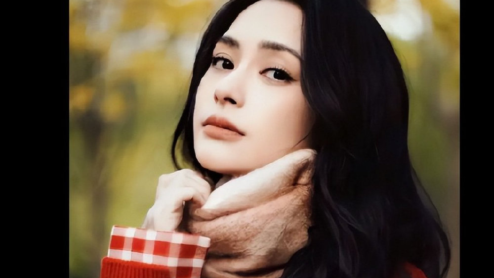 阿娇围脖搭配红色毛衣，笑容甜美，氛围感十足！