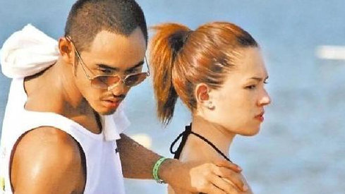 曝42岁阮经天与新女友共度春宵数周，对方为内地富家女，身材火辣