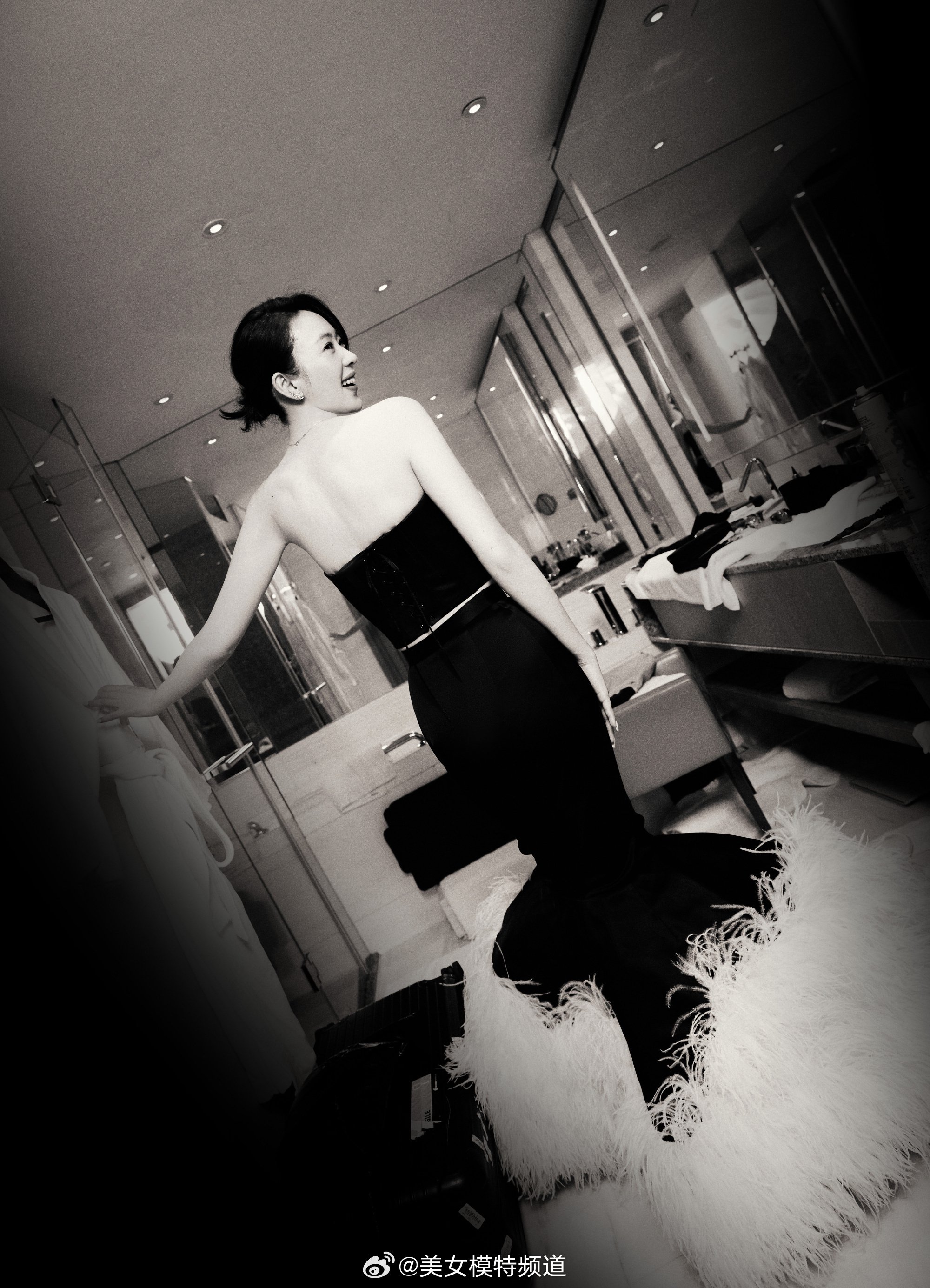 童瑶黑色缎面浪花人鱼裙