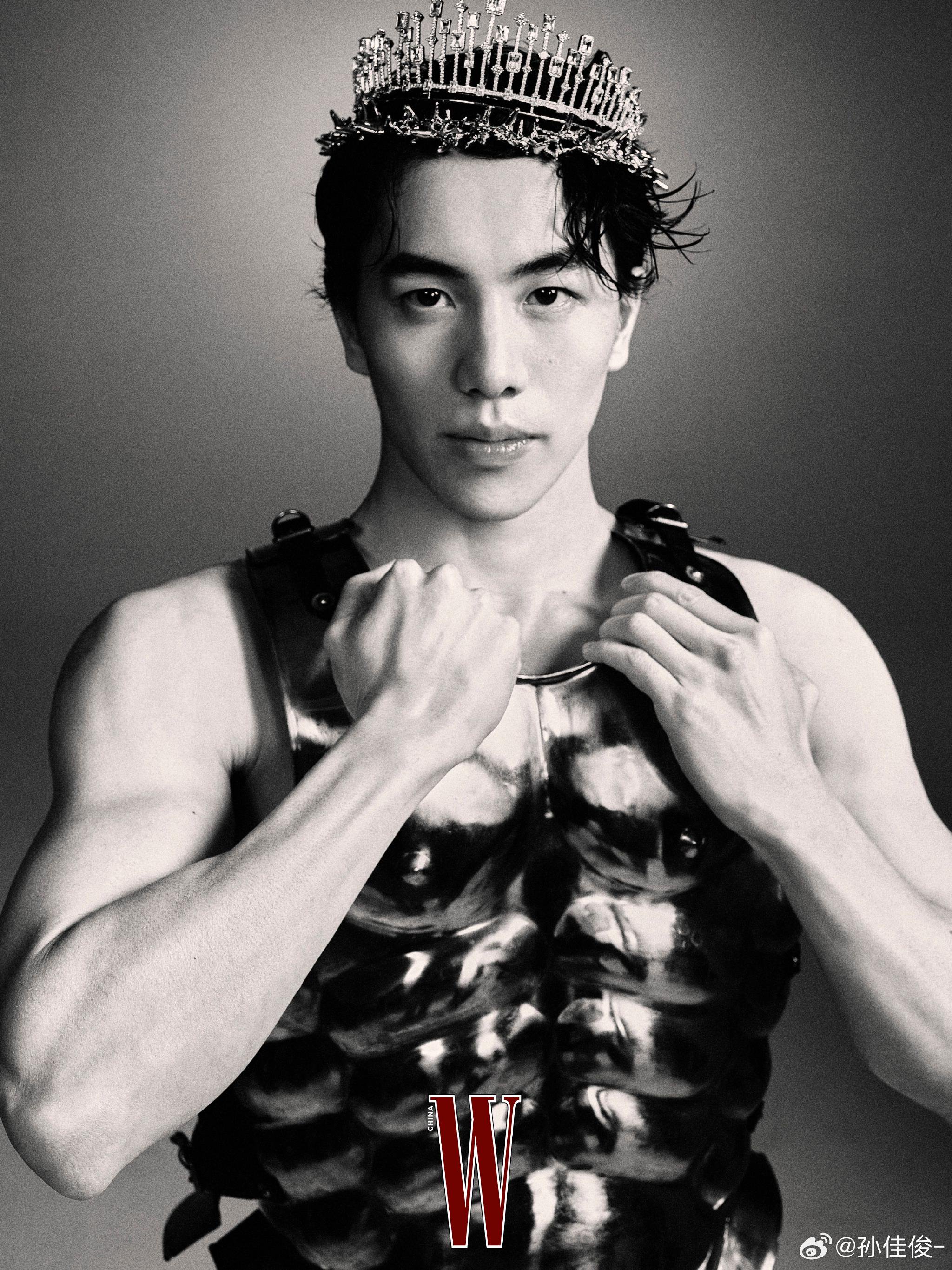 更新社媒晒出最新大片：下水前要做好热身‍♂️ ​​​ 真泳池王子