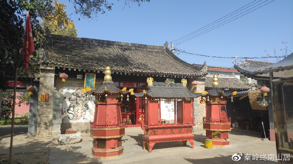 说终南山下活死人墓的那个女孩子是谁（探访终南山活死人墓，金庸笔下小龙女是否存在？墓中有武功秘籍吗）
