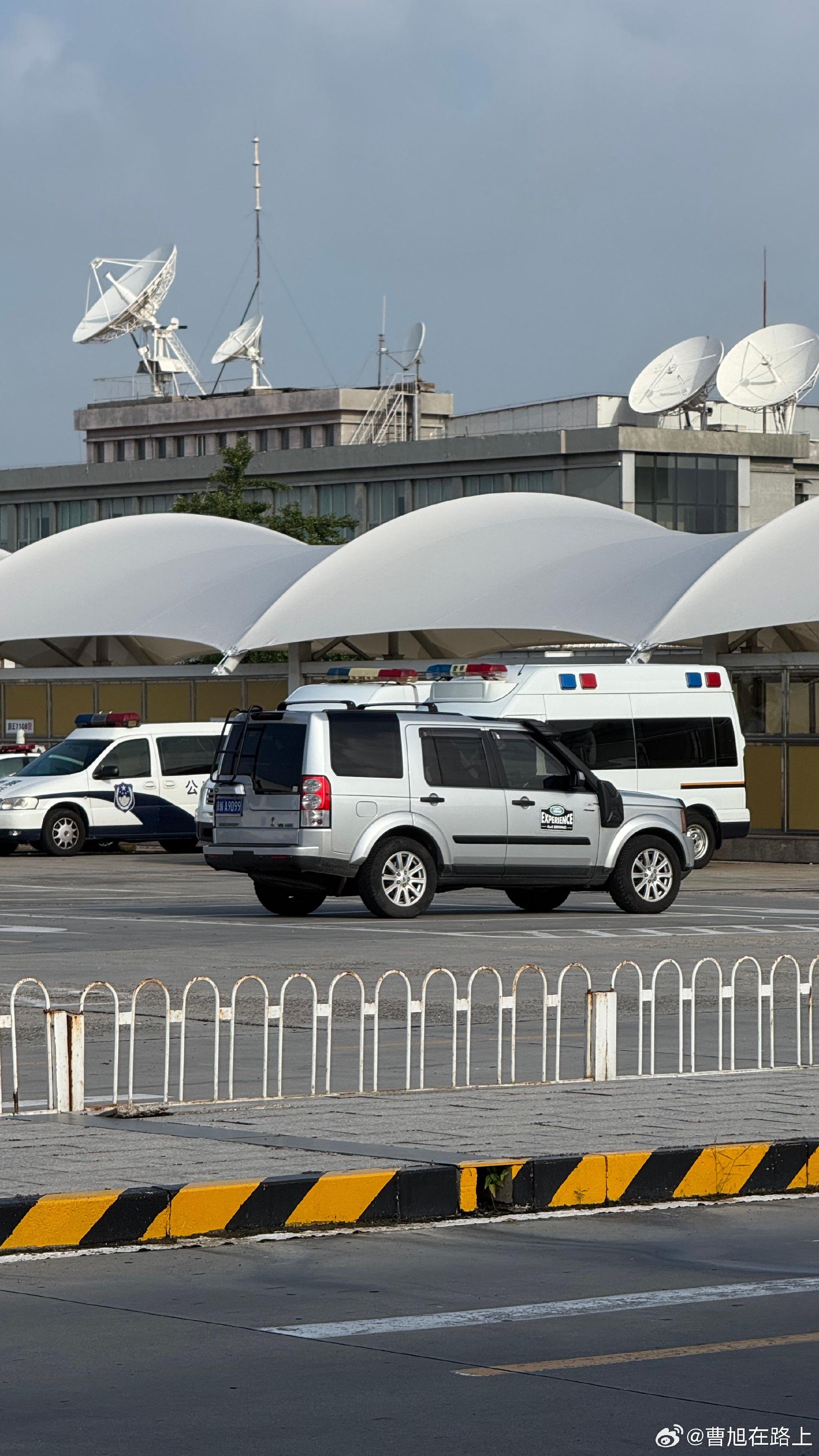 机场停车区现揽胜G4，车主咨询涉水器价格