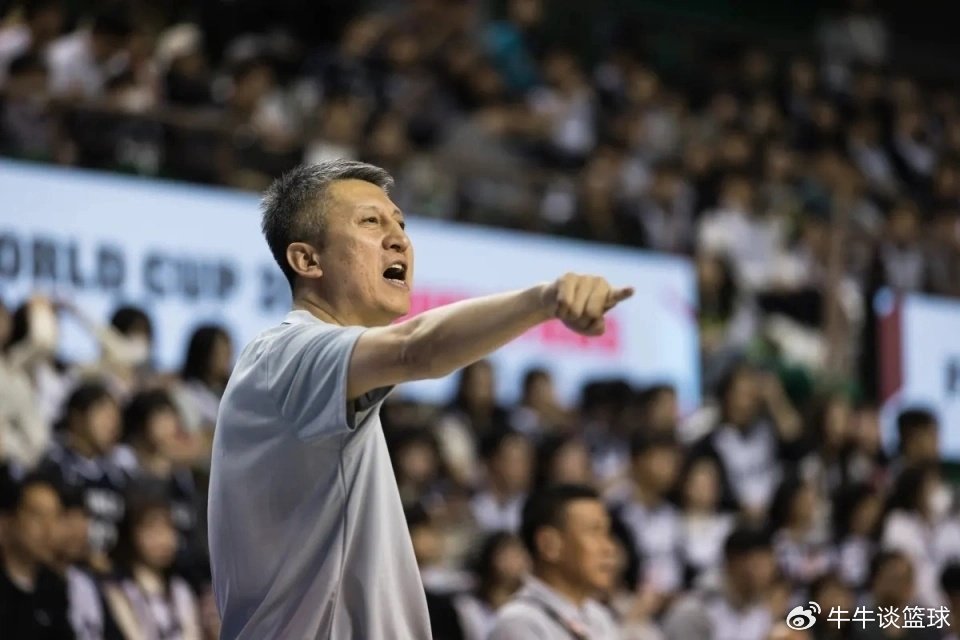 遭韩国双杀创尴尬历史纪录！媒体人：中国男篮赛后近两小时没有离开更