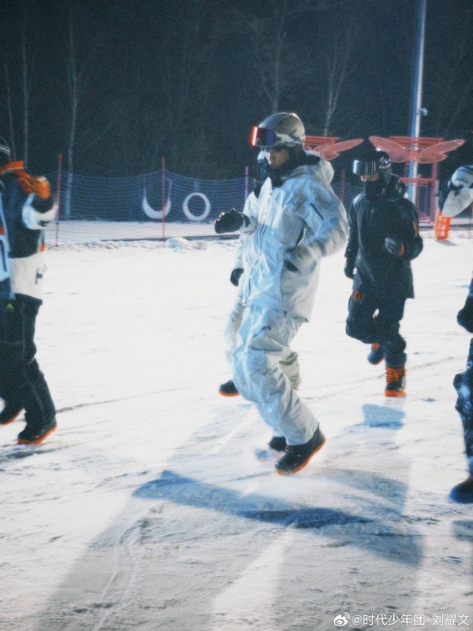刘耀文哈尔滨滑雪保持45度站姿帅气爆表