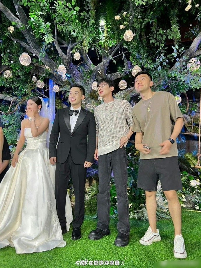 白敬亭带宋轶参加发小婚礼，这装扮也没有喧宾夺主，帅的嘞