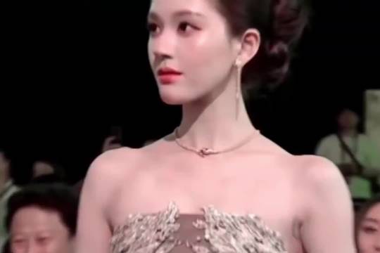 一路走来的颠沛与坚持，都在这一刻有了回响