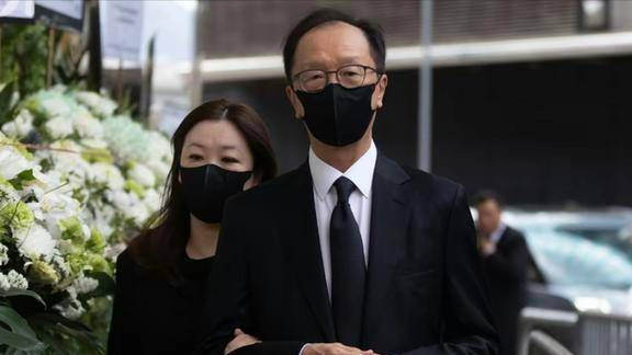 恩爱23年抵不过残酷现实，73岁梁锦松明显苍老，47岁伏明霞仍娇艳如花