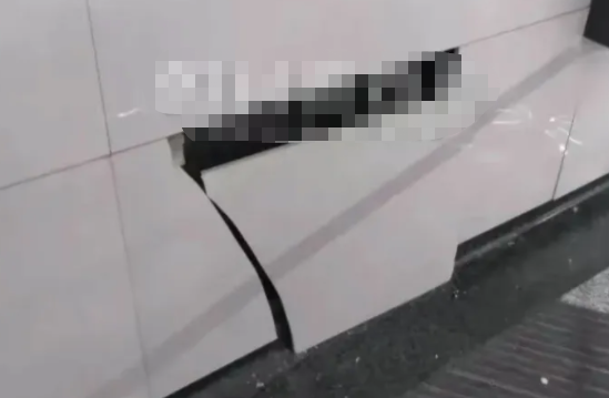 不慎撞坏地铁站一块瓷砖,被告知要赔偿1800元,工人安装费1300元休闲区蓝鸢梦想 - Www.slyday.coM 不慎撞坏地铁站一块瓷砖,被告知要赔偿1800元,工人安装费1300元休闲区蓝鸢梦想 - Www.slyday.coM