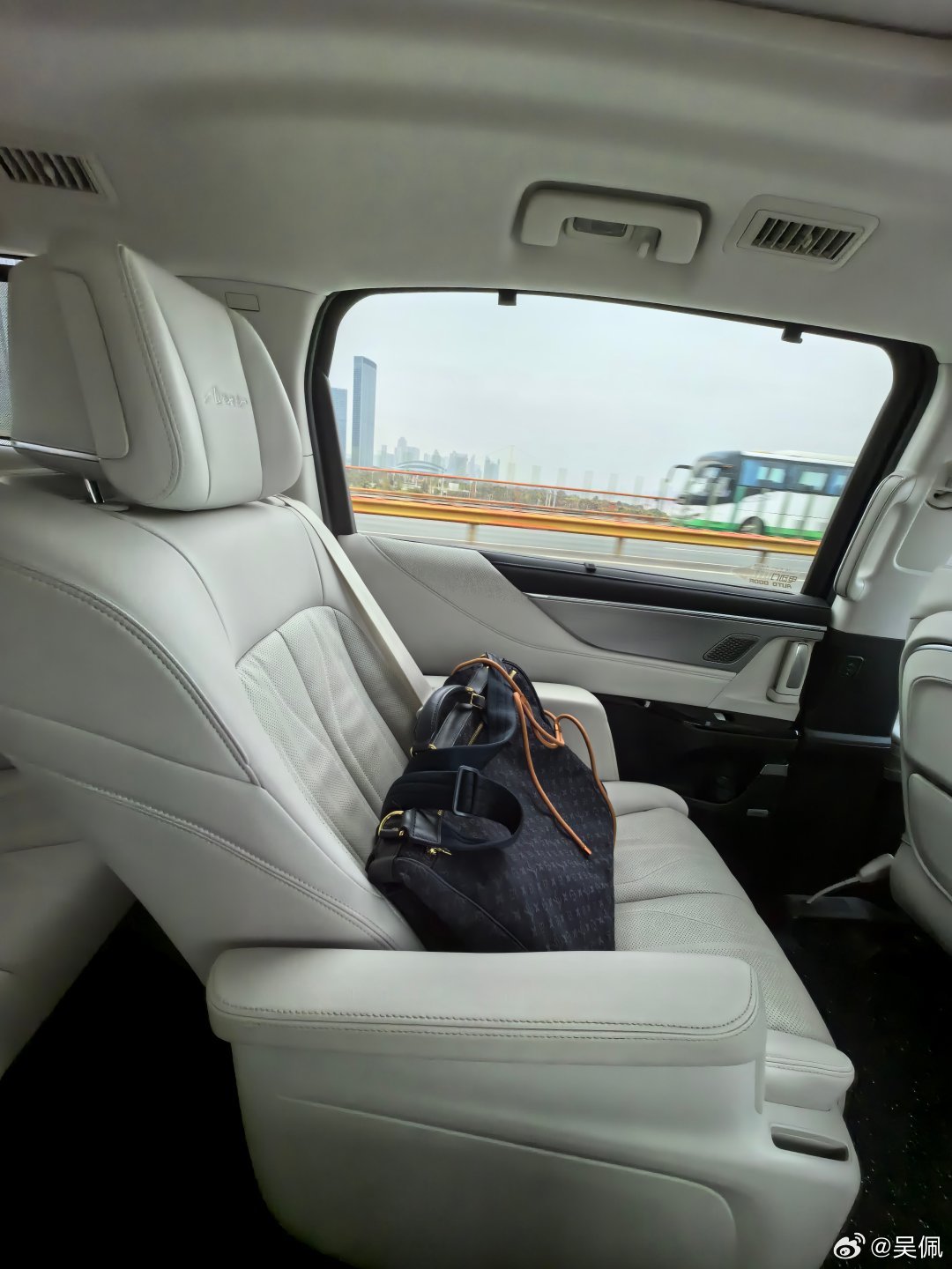 在高德随便打了个专车，打到一辆新的GL8，16公里三十来块钱