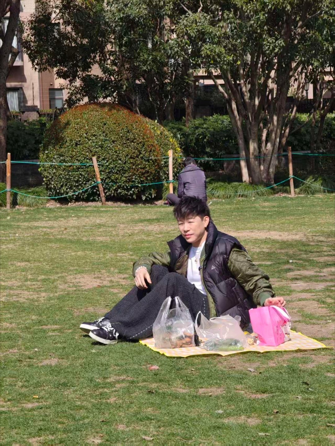 公园偶遇胡彦斌，果然人老了干什么都很心酸