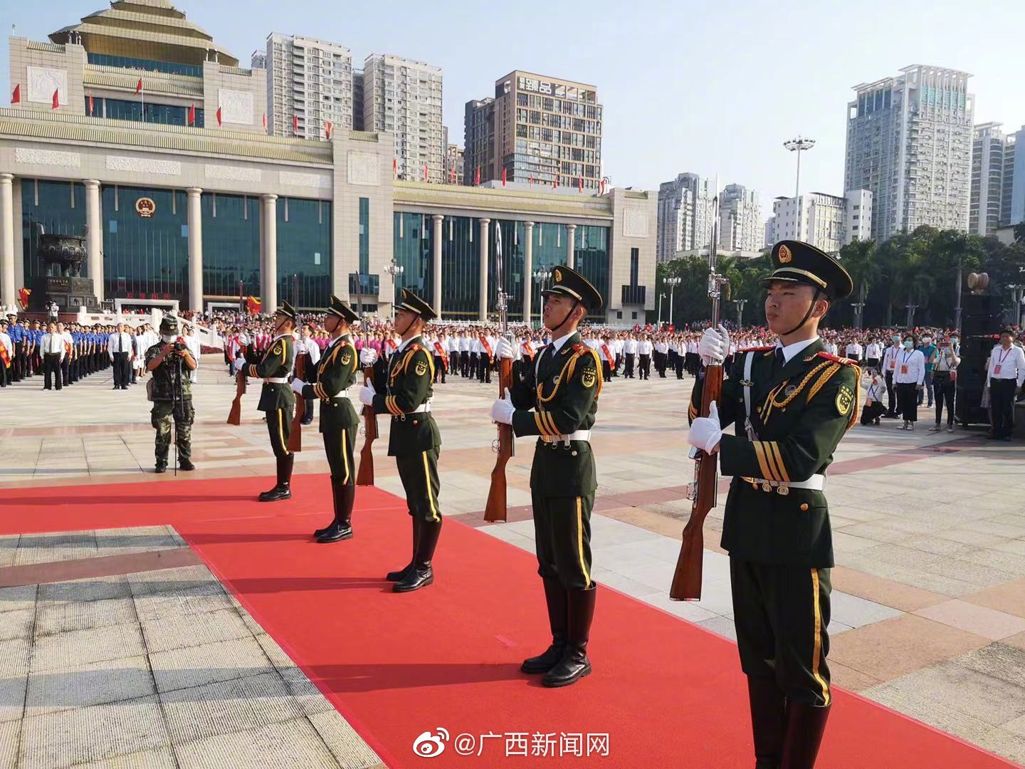 南宁民族广场升国旗迎国庆 庆祝新中国72周年华诞