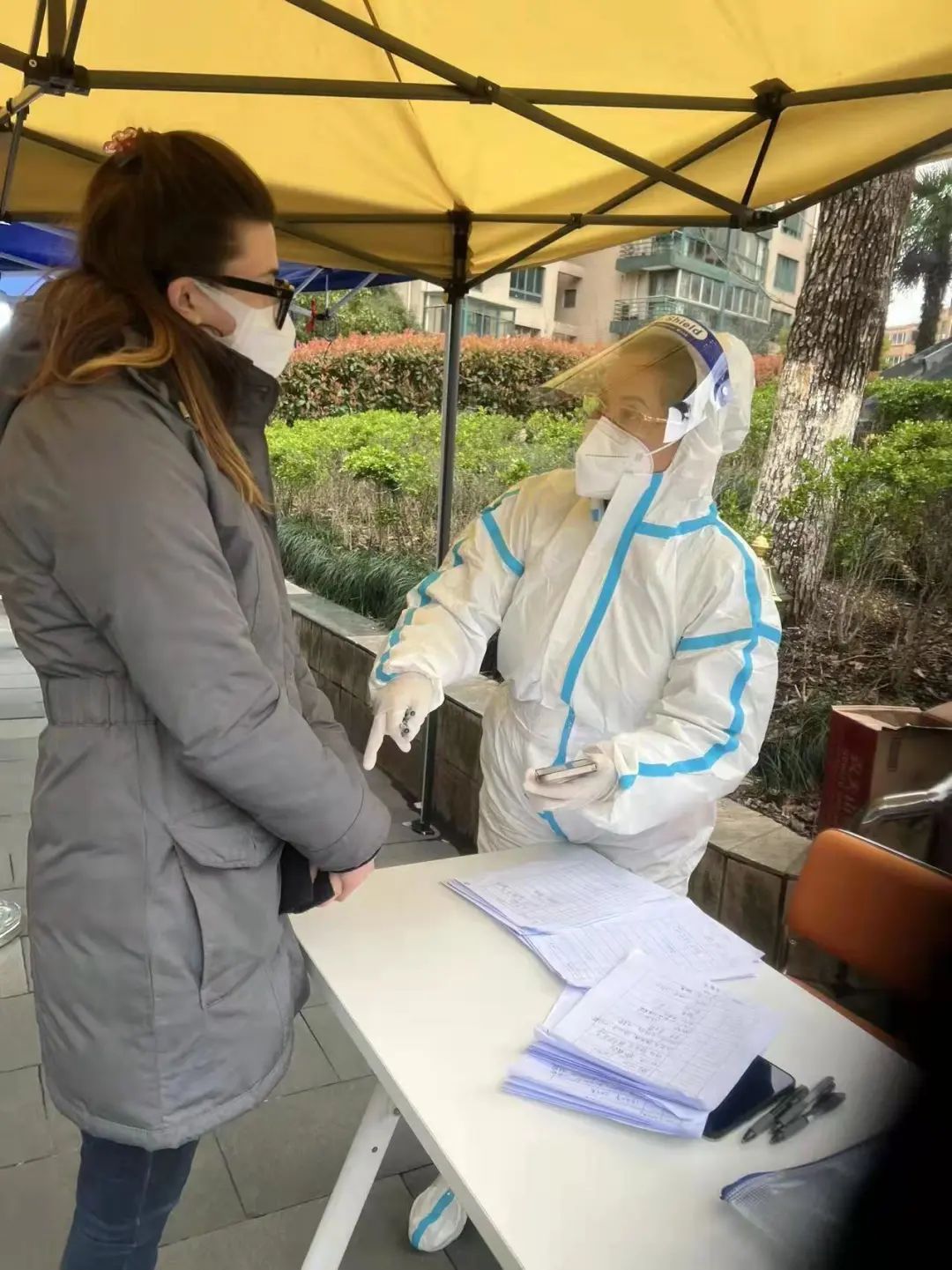 外国人不了解防疫规定怎么办?社区里的“翻译官”起了大作用休闲区蓝鸢梦想 - Www.slyday.coM 外国人不了解防疫规定怎么办?社区里的“翻译官”起了大作用休闲区蓝鸢梦想 - Www.slyday.coM