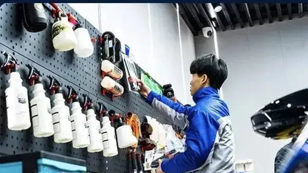 关店、退网！汽车经销商难再“躺赚”，靠转卖新能源、洗车贴膜副业…