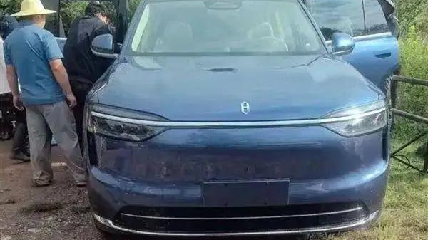 新款问界M7实车图曝光，妥妥小号M9，估计要和理想L6抢饭吃吧