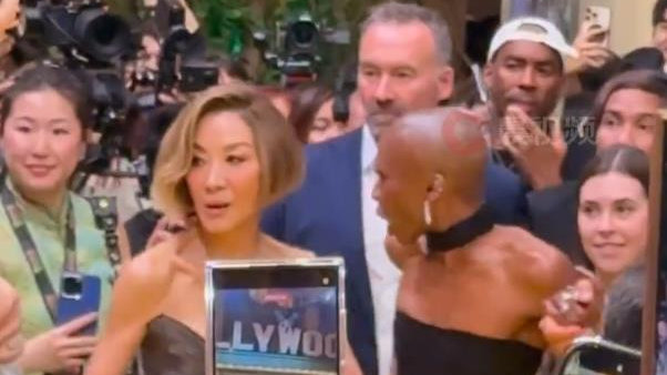 A妹新加坡遭强行搂抱，杨紫琼一把拽走，辛西娅霸气出手被赞