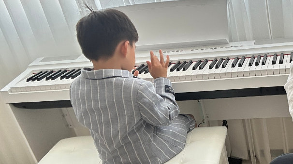 苏醒4岁儿子弹钢琴，小小苏穿西装头顶呆毛，从长相到肤色都随爸