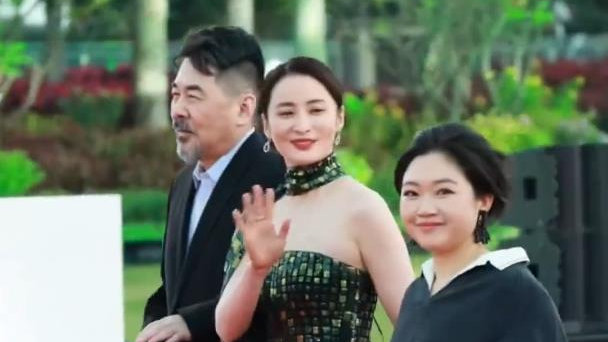 蒋勤勤金鸡奖红毯差点被绊倒，陈建斌牢牢扶住妻子