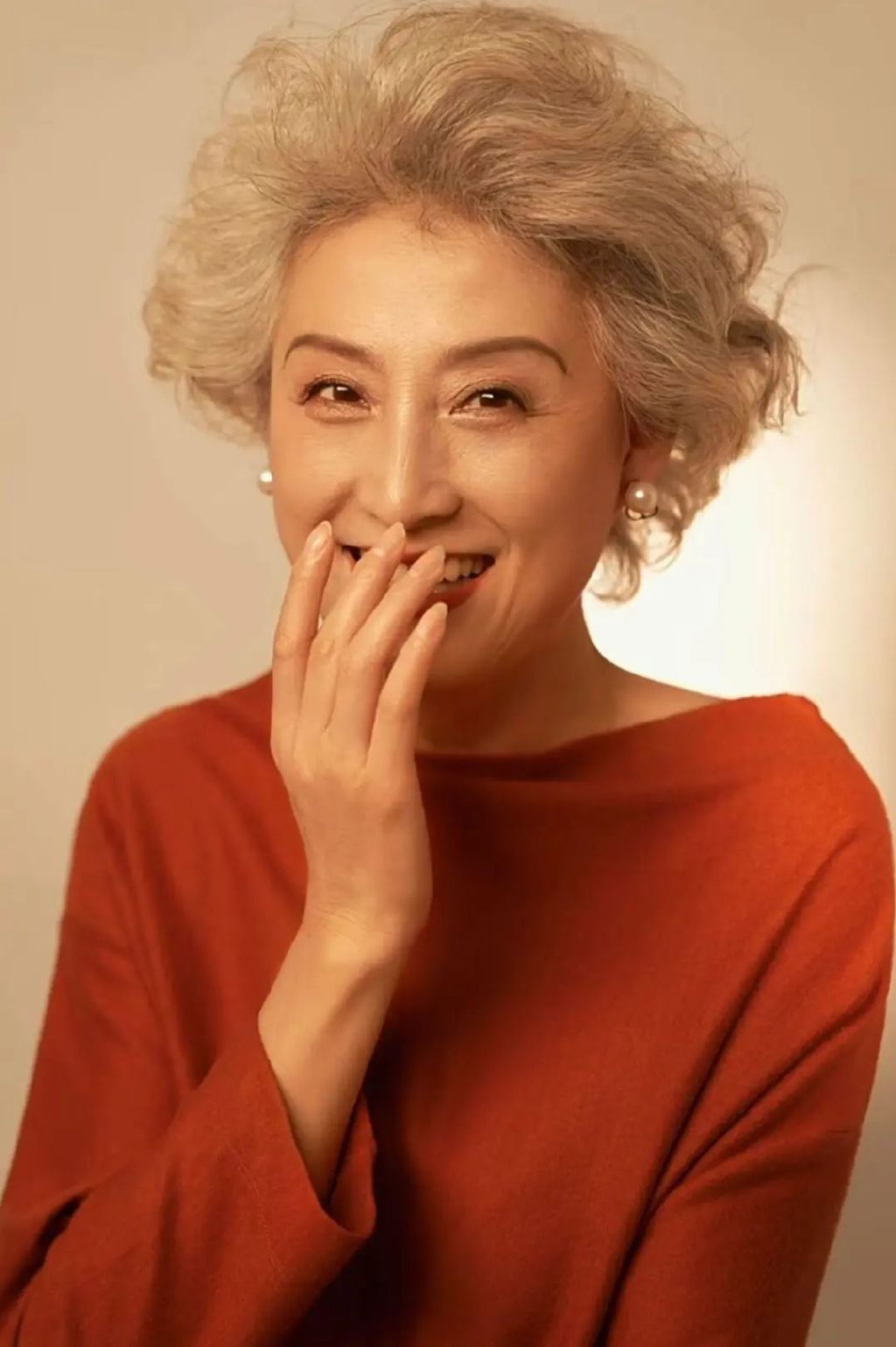 女人上了年纪，尽量远离“奶奶卷”，试试这三种卷发，洋气又减龄|发型|发质|烫发_新浪新闻