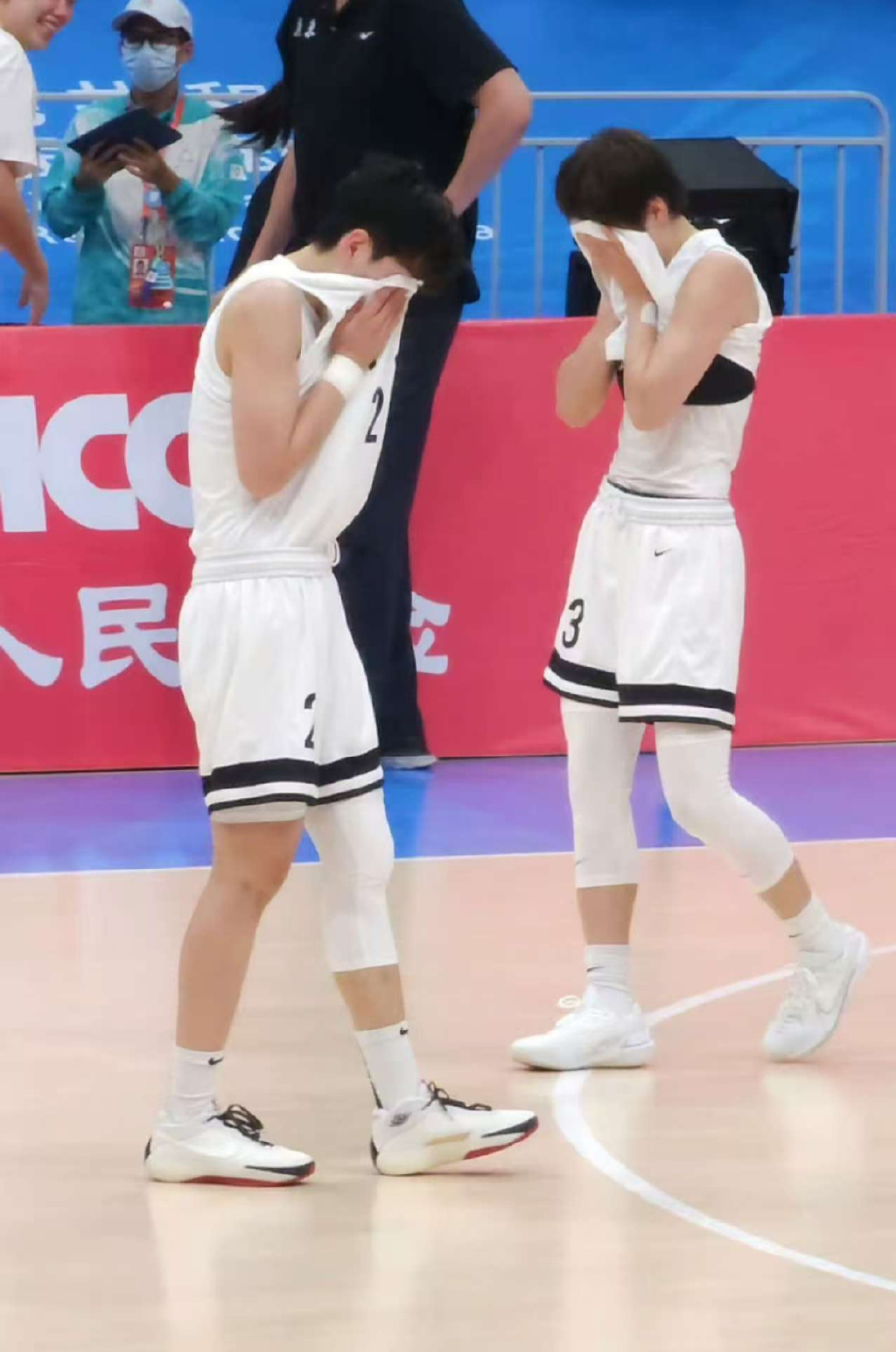 击败四川夺冠，泪洒赛场，杨力维能拿多少奖金？父亲不久前刚去世