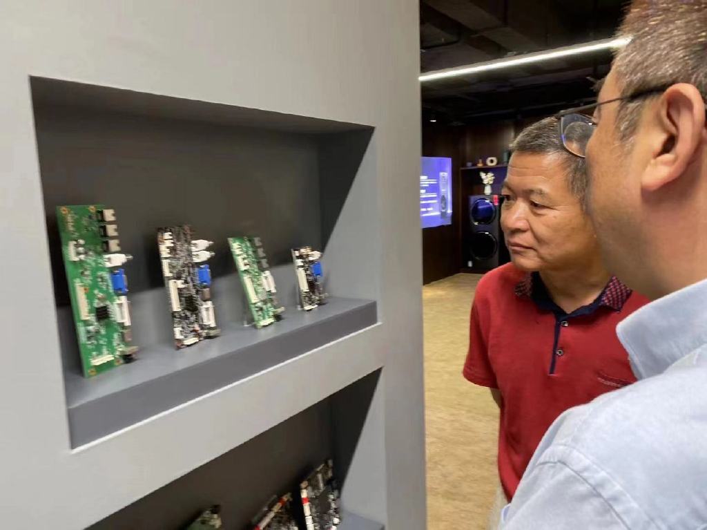 当代客观化“中国梦”形态缩影唤起“劳动者大军”凝视的概念