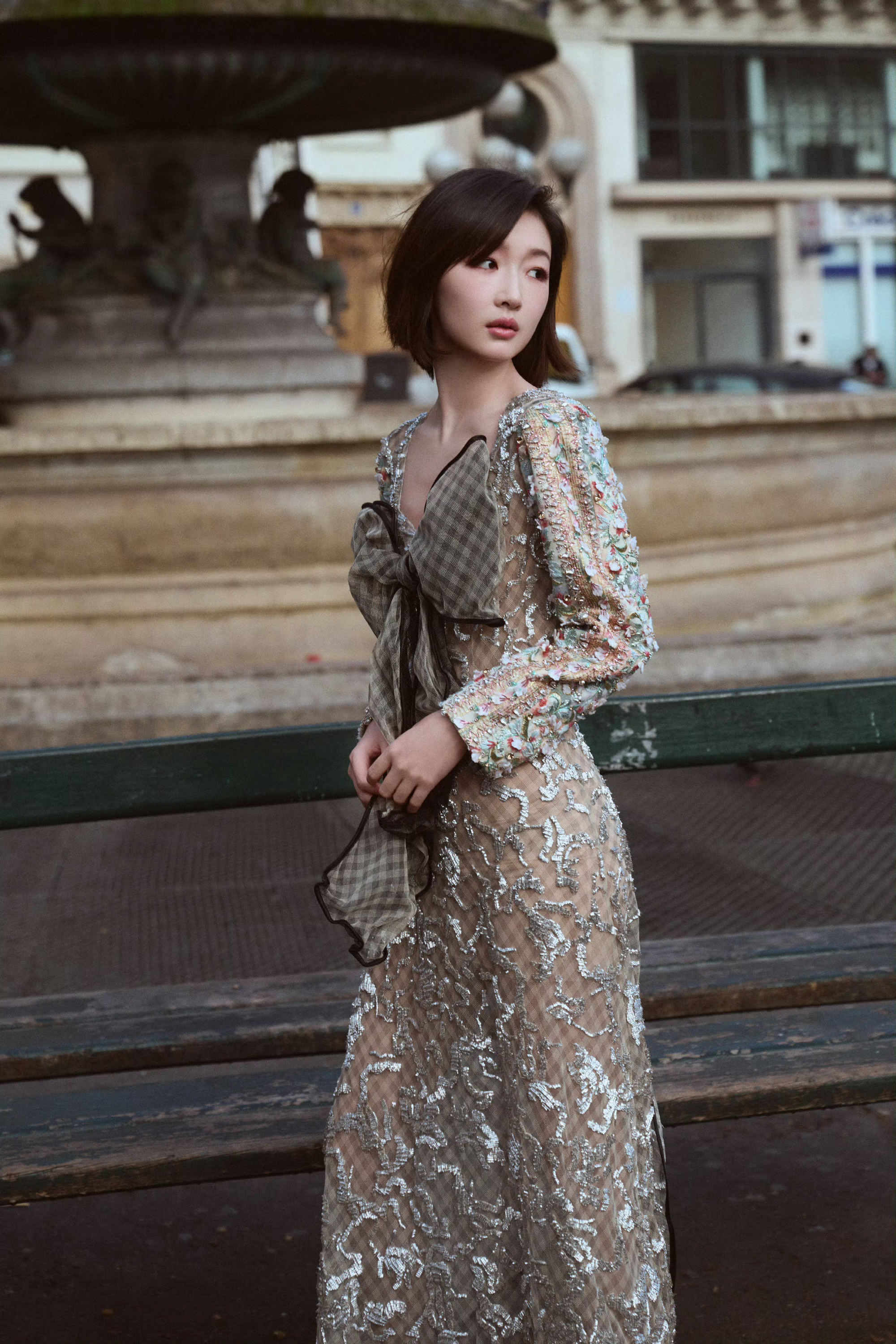 周冬雨亮相巴黎时装周，太高级了，充满灵气