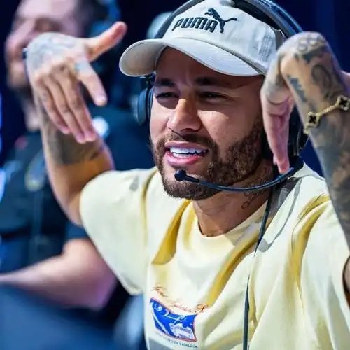 据Steam个人资料显示，内马尔的CS游戏时长达到11345小时…