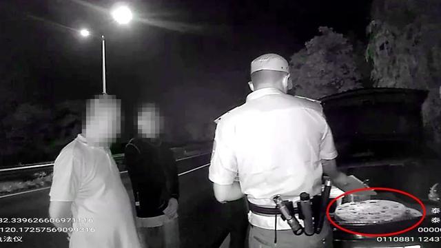 窃贼现场被抓后“抱怨”警察:你们来得太快了!休闲区蓝鸢梦想 - Www.slyday.coM 窃贼现场被抓后“抱怨”警察:你们来得太快了!休闲区蓝鸢梦想 - Www.slyday.coM