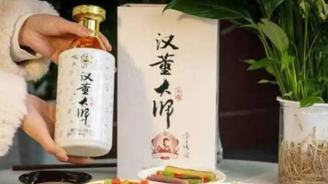 江西酒桌“怪象”，人人都夸四特酒好，喝的却是另外3款白酒