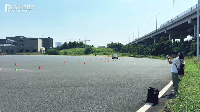 用豪华大6座SUV跑金卡纳与弯道爆胎的疯狂一天，动态体验吉利银河M9