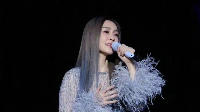 范玮琪向天空飞吻致敬大S，网友澄清所戴非大S骨灰项链