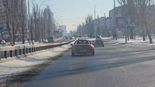 零下12度的基辅街头开着马自达敞篷的拉风人士