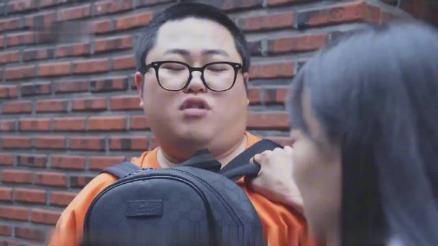 校花逼舔狗守住社死秘密，结果他靠近半天只为甩掉书包
