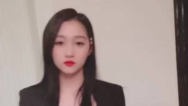 关晓彤跳舞表演的十分到位,是个学舞蹈的好苗子,也是一位勤奋刻苦的好演员