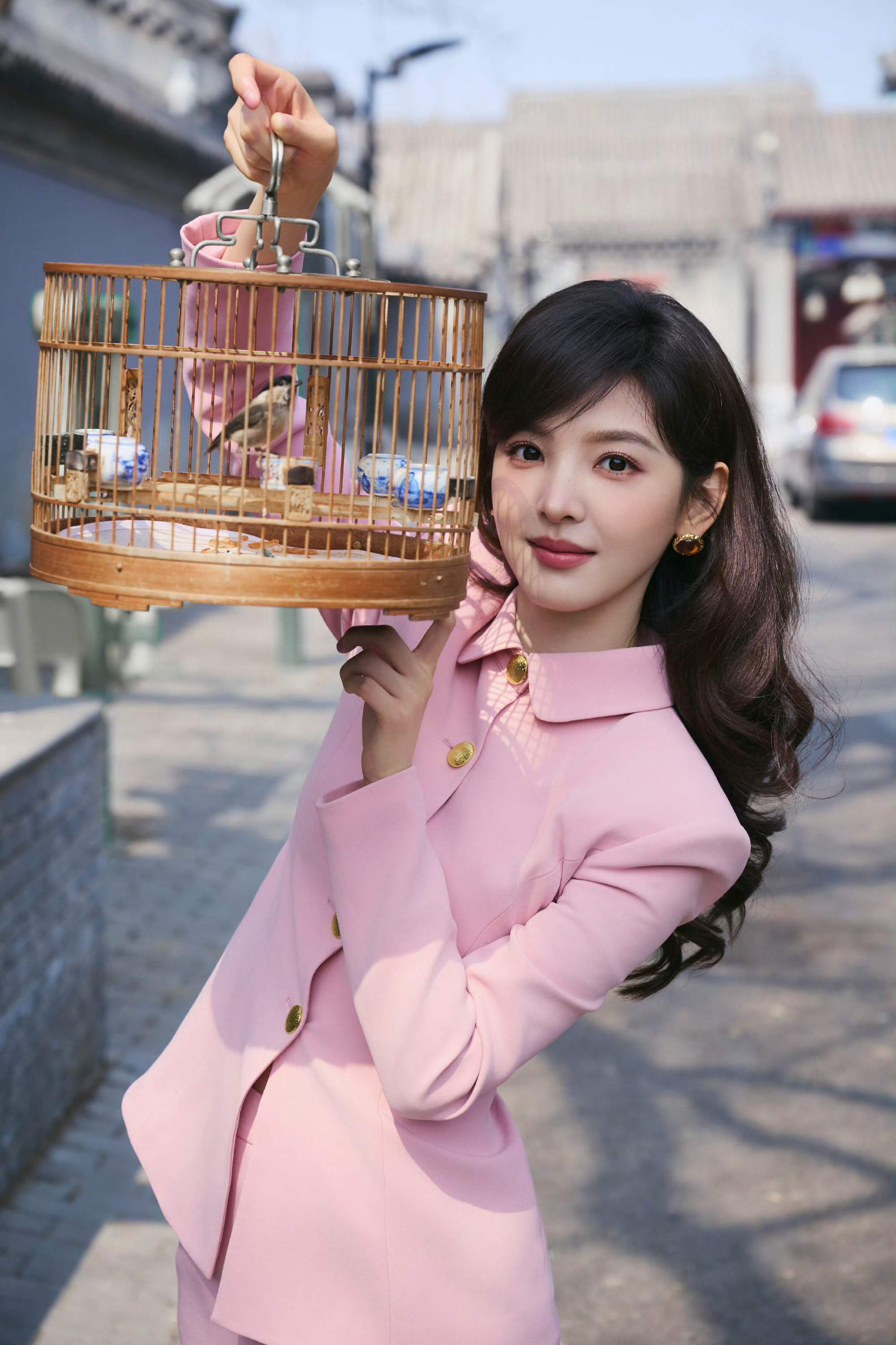 章若楠穿粉色套装亮相《冬去春来》剧宣活动