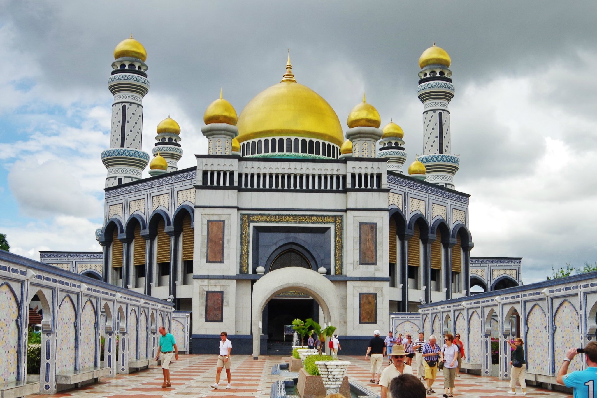 哈桑纳尔·博尔基亚清真寺是文莱最大的清真寺,寺庙的建筑风格极富有