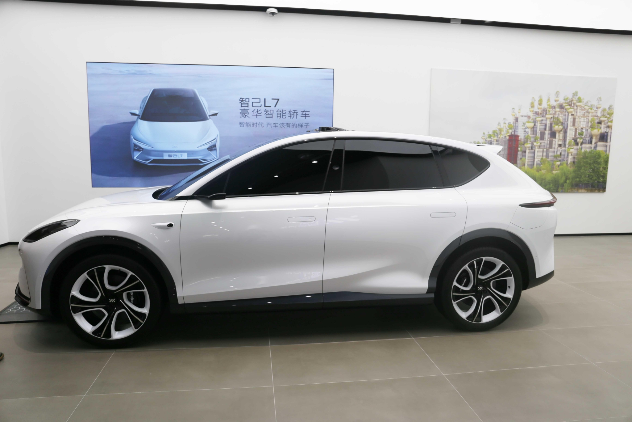 上汽智己新能源智能汽车新店开业 未来无人驾驶概念车引关注