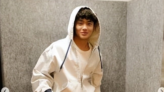 曹格儿子青春期逆袭，17岁蜕变帅气，吴速玲落泪分享照片引热议