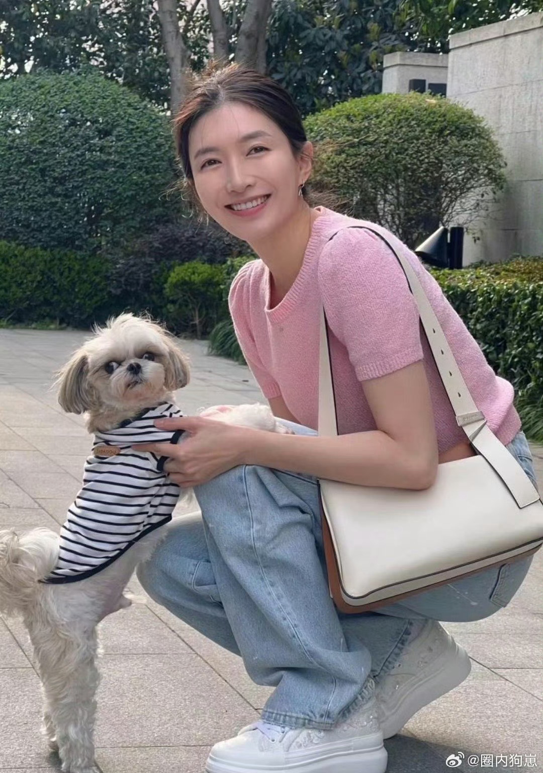 江疏影出门遛狗，她在生活里状态很松弛，像是邻家姐姐