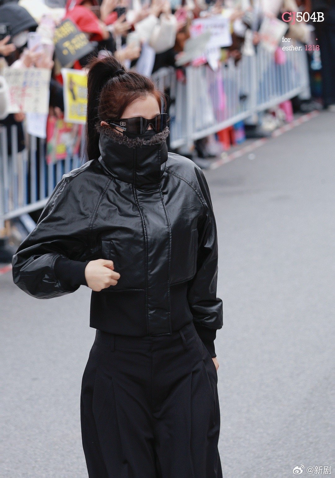 虞书欣《云初令》上班路透 今天是高马尾+皮衣cool girl