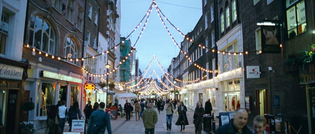 《真爱至上》经典台词引共鸣，理查德·柯蒂斯执导作品回顾