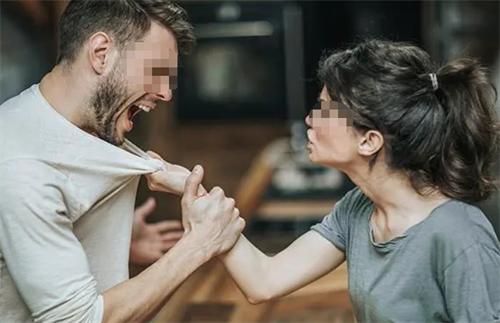 一对夫妻两吵架,丈夫岸边看着妻子溺水不救,竟悠闲地骑车离开了休闲区蓝鸢梦想 - Www.slyday.coM 一对夫妻两吵架,丈夫岸边看着妻子溺水不救,竟悠闲地骑车离开了休闲区蓝鸢梦想 - Www.slyday.coM