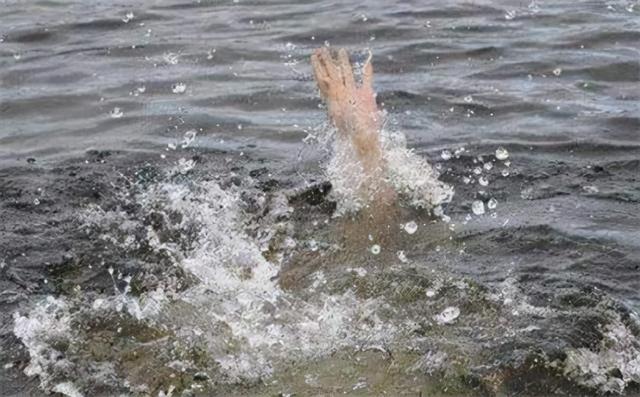 一对夫妻两吵架,丈夫岸边看着妻子溺水不救,竟悠闲地骑车离开了休闲区蓝鸢梦想 - Www.slyday.coM 一对夫妻两吵架,丈夫岸边看着妻子溺水不救,竟悠闲地骑车离开了休闲区蓝鸢梦想 - Www.slyday.coM