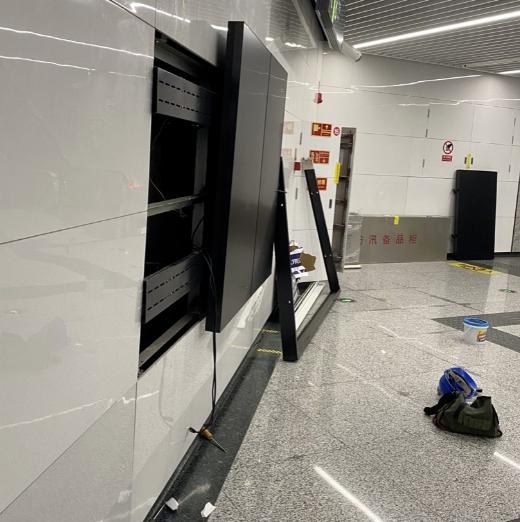 不慎撞坏地铁站一块瓷砖,被告知要赔偿1800元,工人安装费1300元休闲区蓝鸢梦想 - Www.slyday.coM 不慎撞坏地铁站一块瓷砖,被告知要赔偿1800元,工人安装费1300元休闲区蓝鸢梦想 - Www.slyday.coM