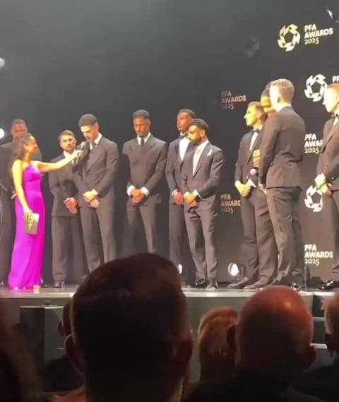 相关视频爆火！赖斯提及连续三年第二之后，萨拉赫看了范迪克一眼