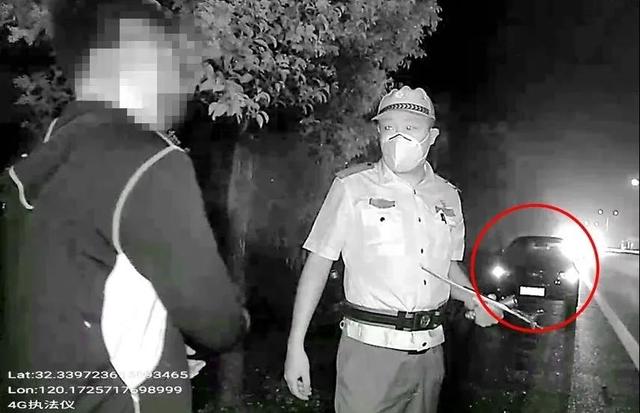 窃贼现场被抓后“抱怨”警察:你们来得太快了!休闲区蓝鸢梦想 - Www.slyday.coM 窃贼现场被抓后“抱怨”警察:你们来得太快了!休闲区蓝鸢梦想 - Www.slyday.coM