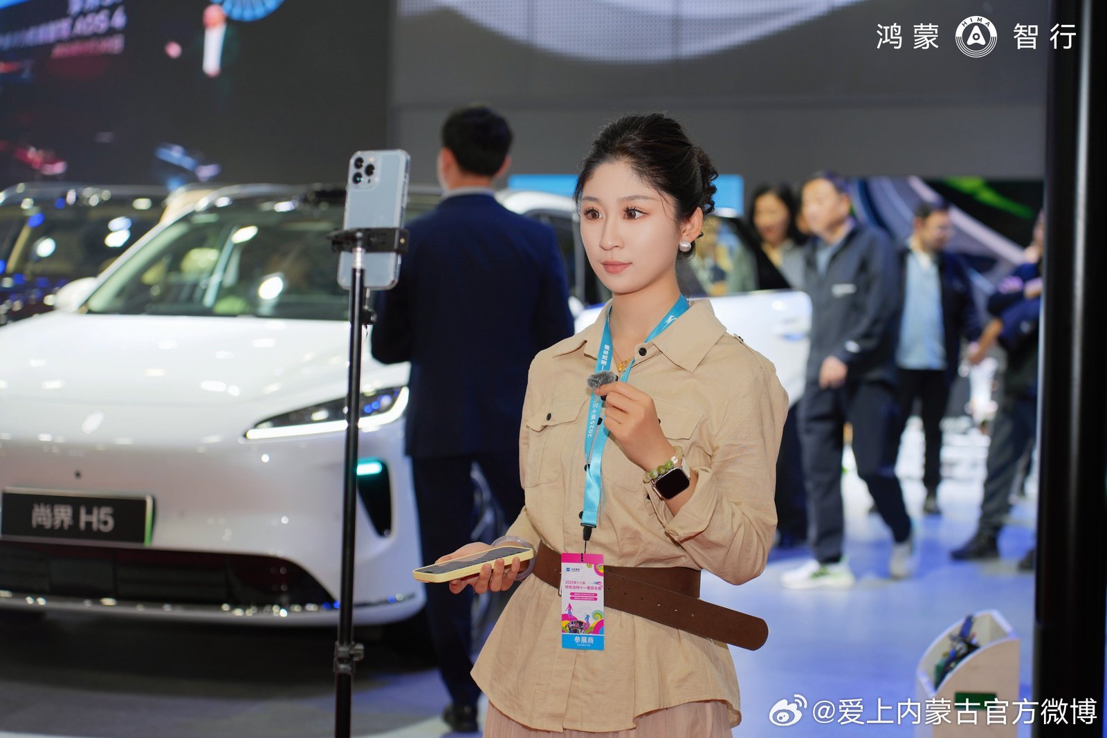 鸿蒙智行新品惊艳亮相呼市车展