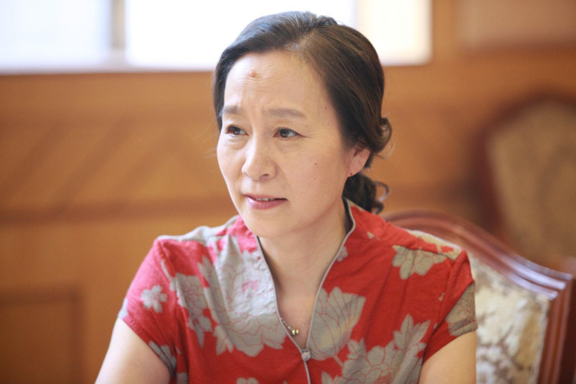 江奶奶的扮演者奚美娟可是实力派演员,她获得过全国十佳电视剧女演员