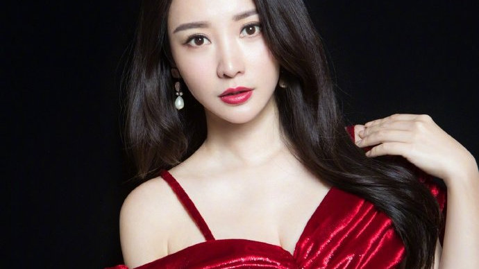 柳岩穿着红色吊带裙，衬托出白皙的肤色和好身材，黑发披肩性感优雅。