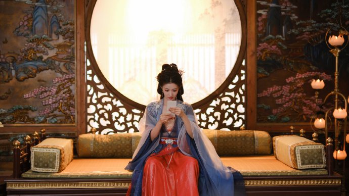 王楚然旋转镜头展现美貌，成何体统成颜值焦点