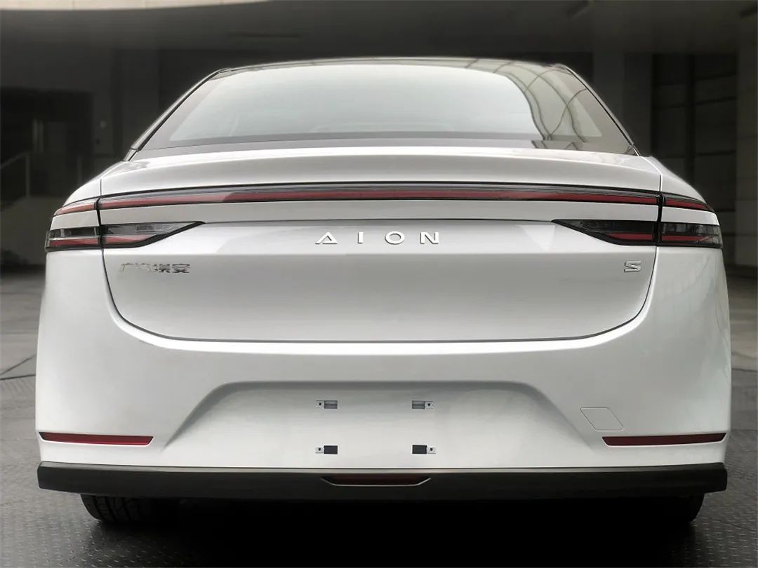 五菱造九座车迎“三胎”,进口特斯拉Model 3国内召回丨今日车闻